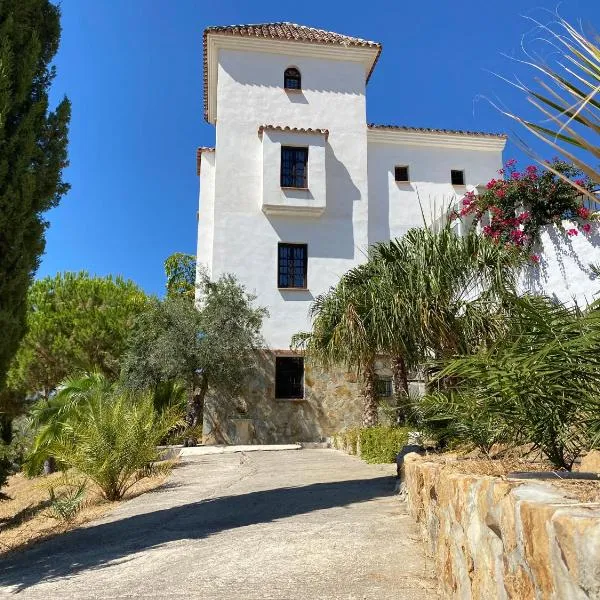 Castle Tower apartment in rural holiday park 'Bernard', hotel v destinaci Tolox