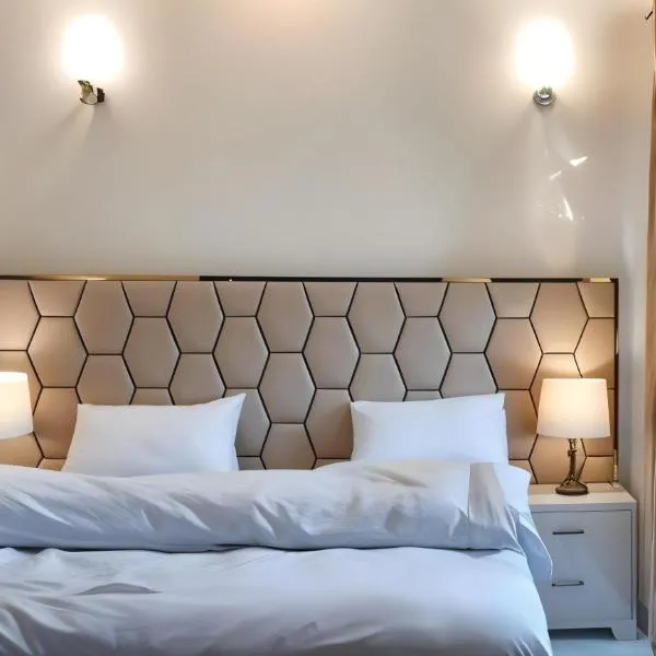 Luxus Gold Villa DHA Near Airport & Raya, hotel v destinaci Lahore