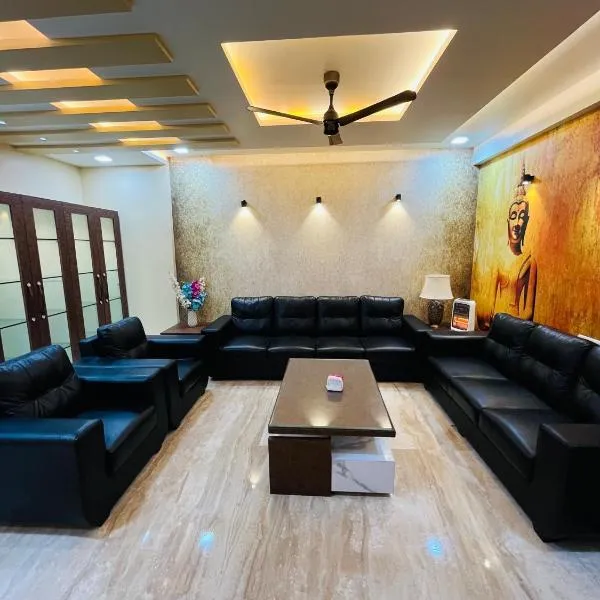 The Charming Retreat 2BHK Service Apartment with Swimming Pool, hotel in Lucknow