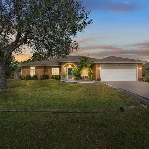 House near Jensen Beach! With Game Room and Sunroom, hotel in Port Saint Lucie
