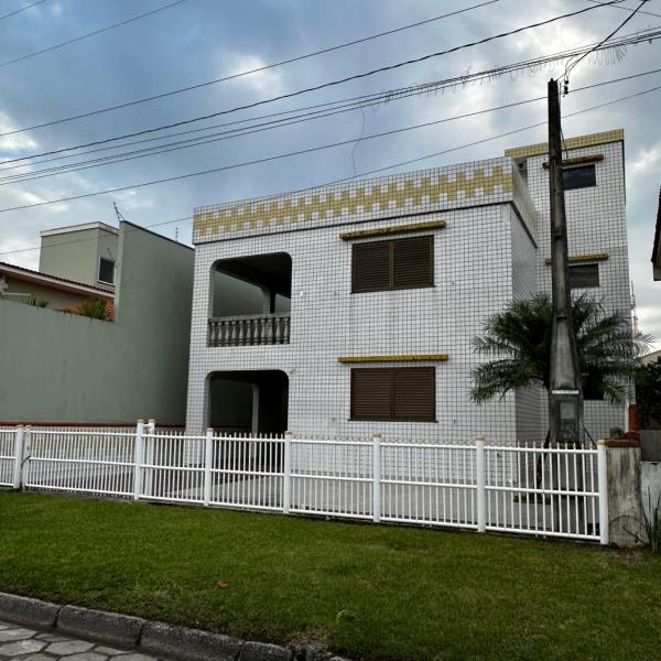 Casa de praia com boa ventilação garagem coberta para 3 carros 50m da praia