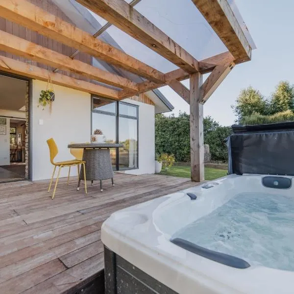 Hamptons Retreat - 1BR with Hot Tub and Fireplace, hotel din Prebbleton