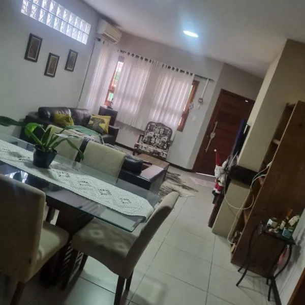 Hospedagem Sil e Jean quarto família, cozinha compartilhada com outros hóspedes, hotel in São Gabriel