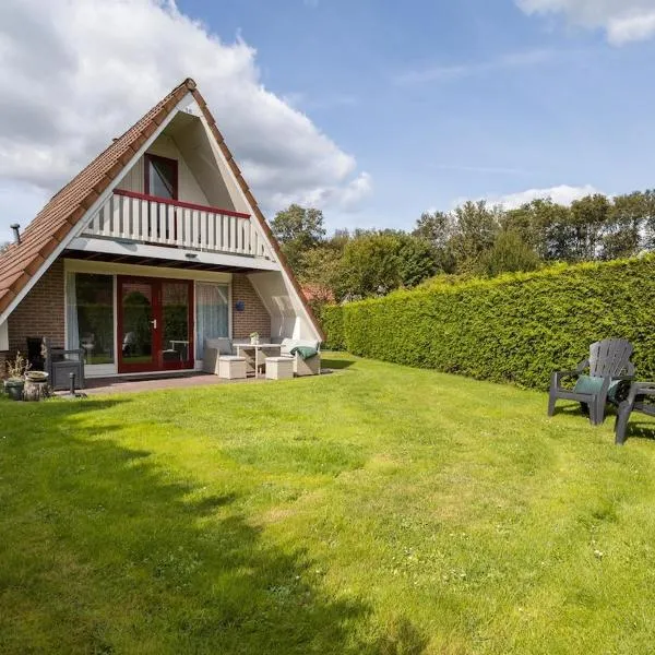 Boomklever I Charmante Vakantiewoning met Openhaard, hotel di Zwiggelte