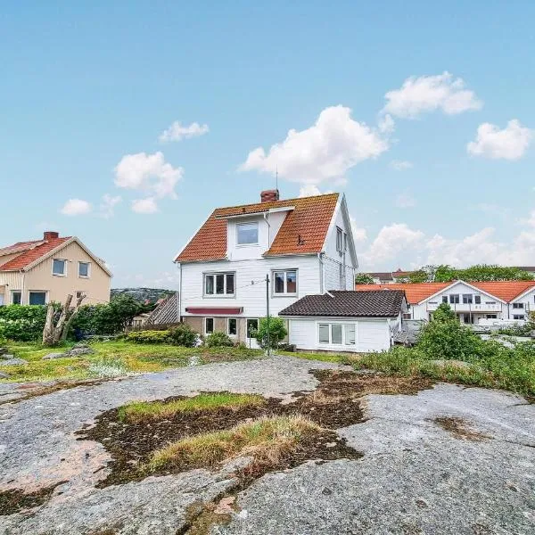 2 Bedroom Lovely Apartment In Kungshamn, hotel in Kungshamn
