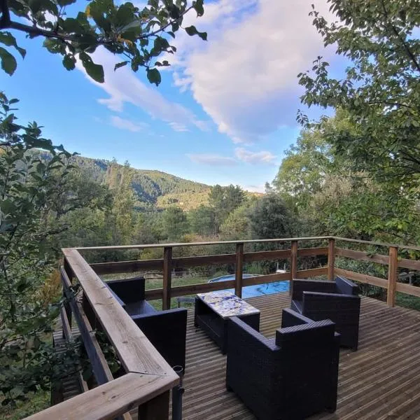 Maison en pierre au cœur de l'Ardèche avec 4 lits, 2 chambres, 1 piscine hors sol, hotel in Planzolles