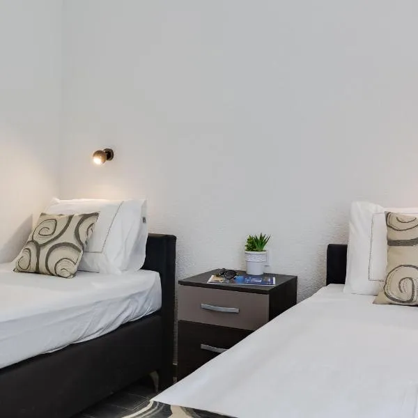 Apartmani Kaštelina 2، فندق في فير