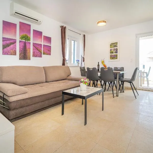 Apartment Giardin with Terrace, Hotel in Baška