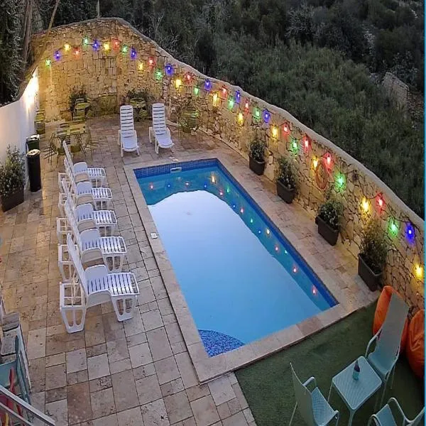 Follow the Sun Boutique Hostel - Pool, Breakfast & Sea Views, hotel v destinaci St Julian's