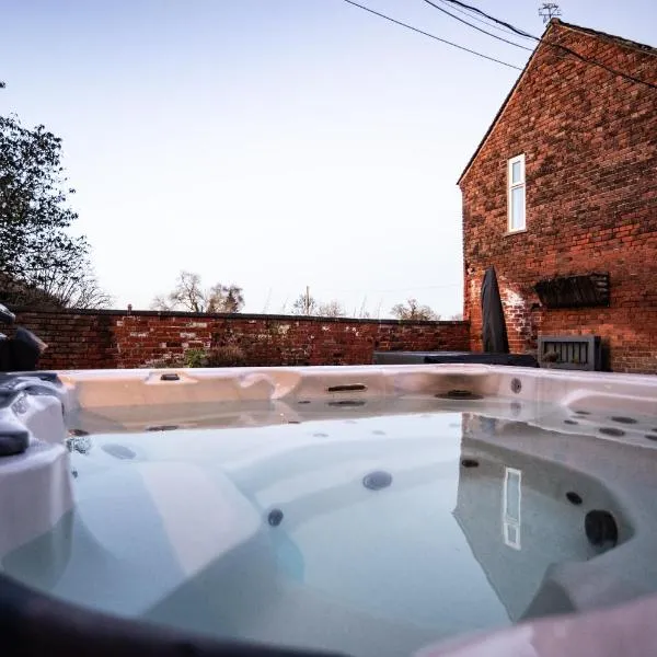 Luxury Cheshire Farmhouse Sleeps 12+, готель у місті Крю