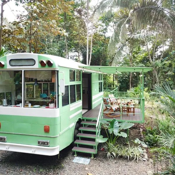 Jungle Bus, 5 min drive to PlayaLinda, 15 to Dominical, Wifi Starlink, hotel di Quepos