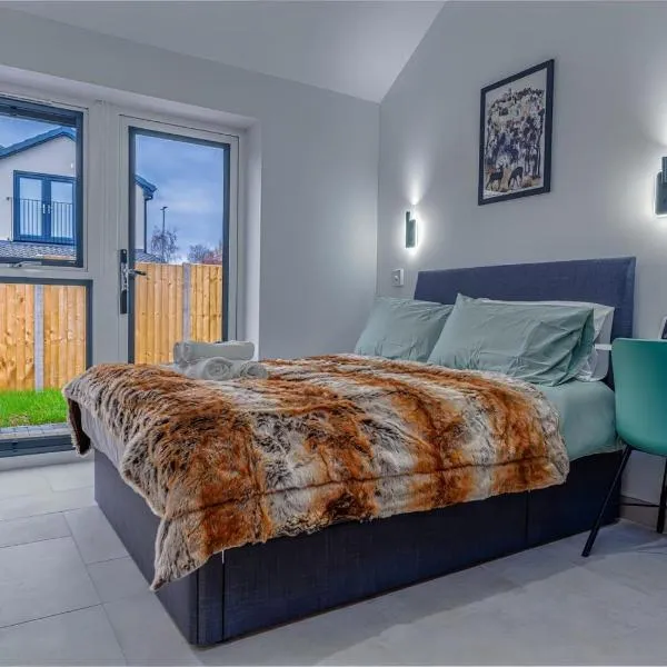 Cozy bungalow near Concorde museum w/ backyard, hotel en Bristol