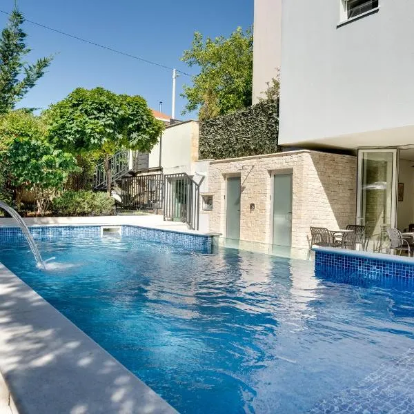 Villa Hedonia with heated pool, Diklo, hotel v destinaci Zadar