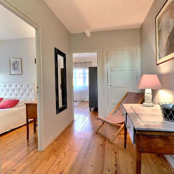 Maison de caractere- centre- plage à pied - bord de mer, hotel u gradu Dinar