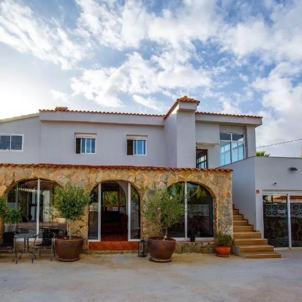 Beautiful open 3 bed apartment, hotel em Albir