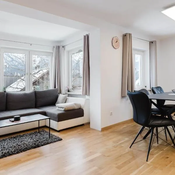 Moderne Ferienwohnung mit Bergblick, khách sạn ở Bad Goisern