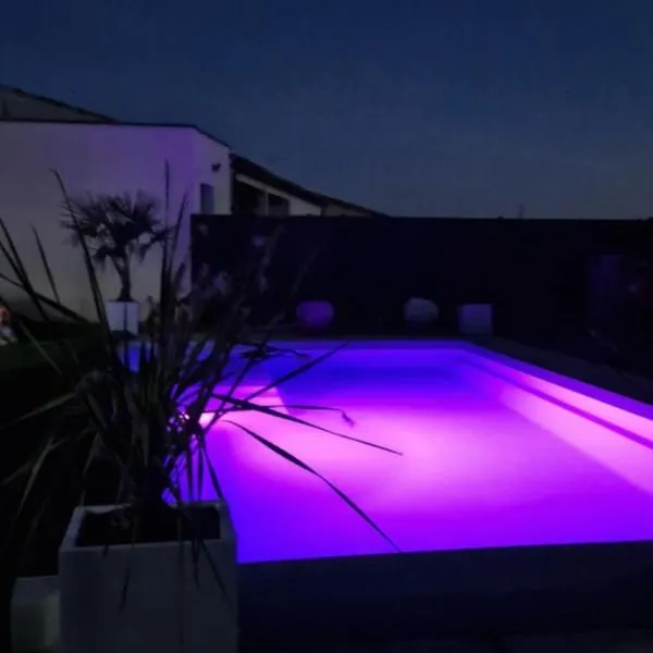 Villa moderne avec piscine privée, Hotel in Roubia