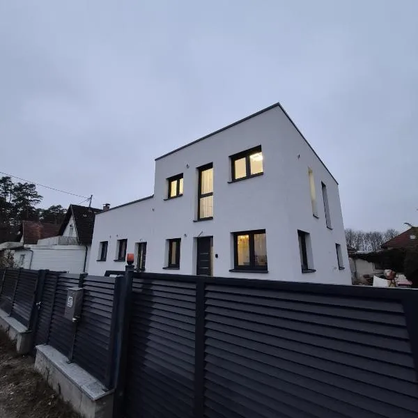 Neubauwohnung mit 80 m2 Terrasse, 8 Minuten von Linz entfernt, hotel v Linci