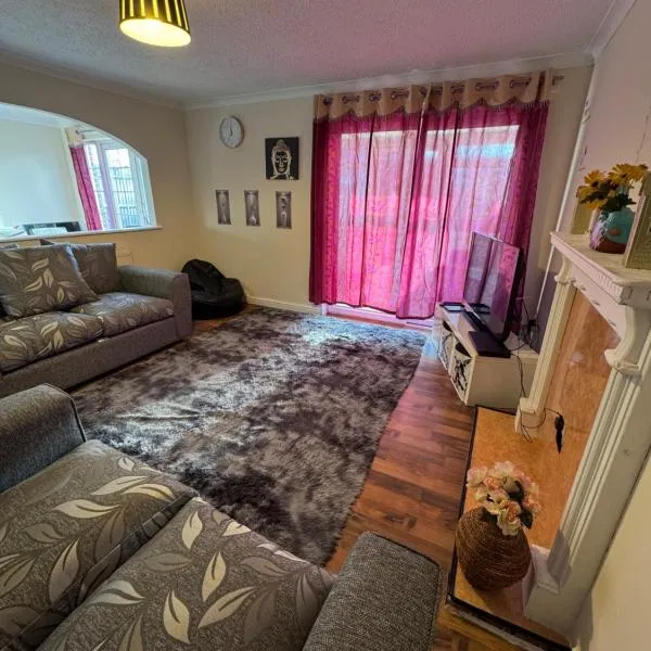 Cosy 2bed home near NEC BHX HS2 Business Park, hotel en Marston Green