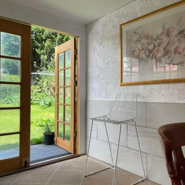 Garden View Entire Self Contained Guesthouse, hotel in Engadine