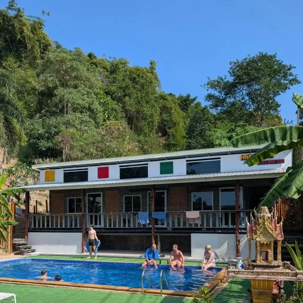 Hangover Chill & Hill Hostel, hotel v destinaci Phi Phi Don