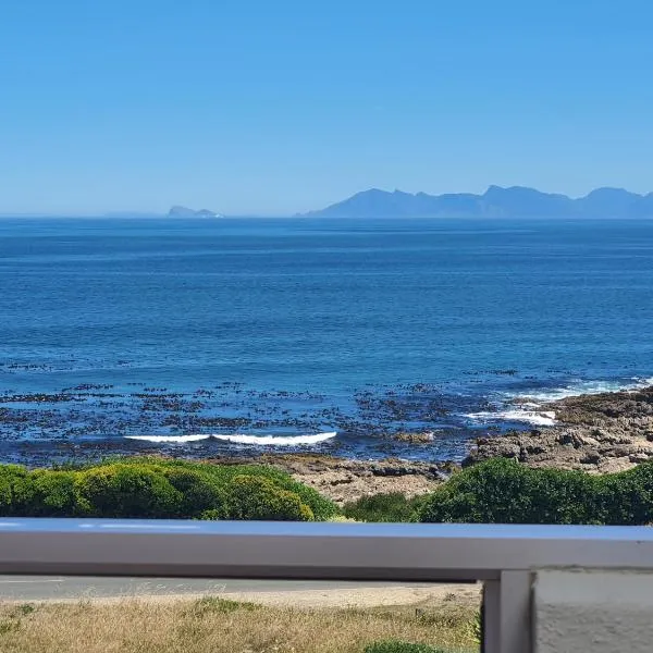 Sunset Bliss - Gansbaai Seafront Accommodation, hotel in Gansbaai