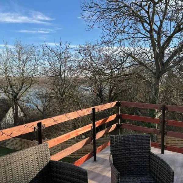 Nyugalom Kulcsa: Kulcs şehrinde bir otel