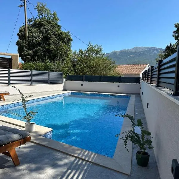 Apartman Ivan with pool, hotel in Zagvozd