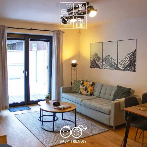 ENJOYHARRACHOV Atraktivní klidné studio 3 v centru Harrachova s parkováním, velkou terasou, Wifi-WLAN, SAT zdarma, možností dobíjení auta, výhledem do zahrady a na romantický kostelík, hotel v destinaci Harrachov