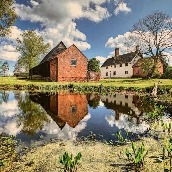 Farmhouse in Suffolk with wild swimming & hot tub, hotel a Saint Margaret