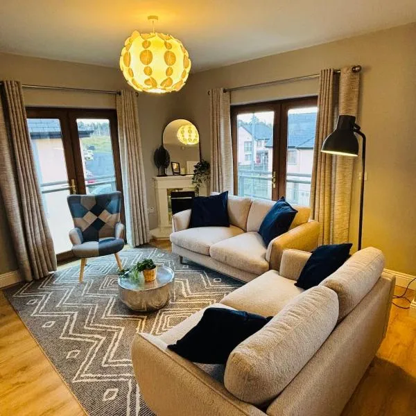 Boru Walk Townhouse -Stylish & Modern Holiday Home, hotel v destinaci Killaloe