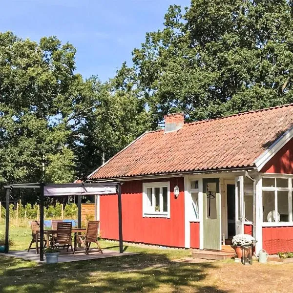 2 Bedroom Awesome Home In Färjestaden, hotel in Färjestaden