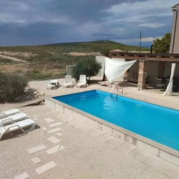 Apartma Aja, hotel in Debeljak