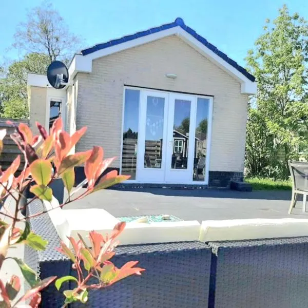 Huisje Britt met grote tuin en veel privacy, hotel a Dirkshorn