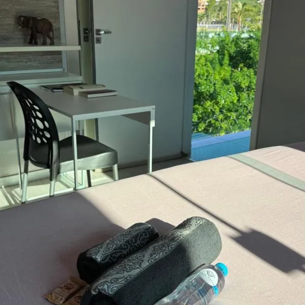 Suíte completa com TV, AR quente frio e sacada em casa com jardim, hotel v destinaci Florianópolis