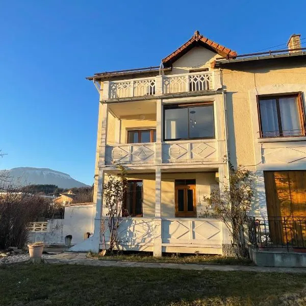 Appartement cosy dans une maison de caractère，塔拉爾的飯店