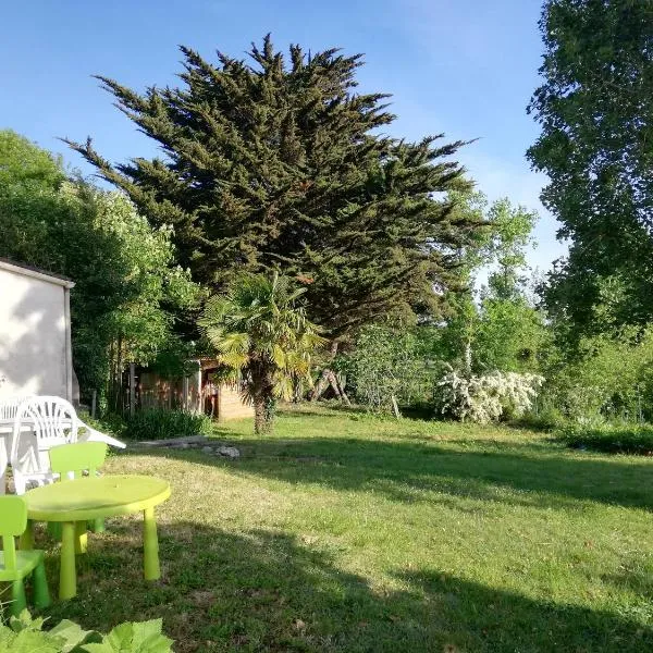 Agréable maison calme avec terrasse, jardin et vue sur verger, hotel v destinaci Le Château-dʼOléron