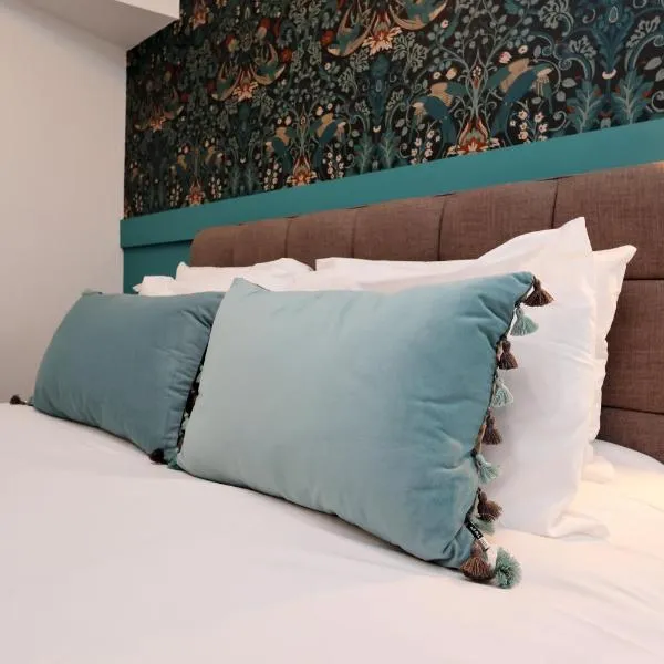 Studio - Kitchen - Parking - Ideal for Contractors, Hotel in Gorseinon