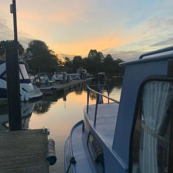 Stunning Classic Dutch Barge near Henley & Marlow, hotel v destinaci Bourne End
