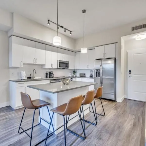Trendy One Bedroom Getaway Steps from Biscayne, Hotel in Miami