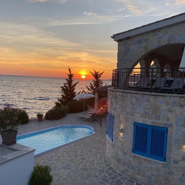 Villa Bavaria - Direkt am Meer , Kiesstrand , Pool & Whirlpool, hotel v destinácii Starigrad-Paklenica