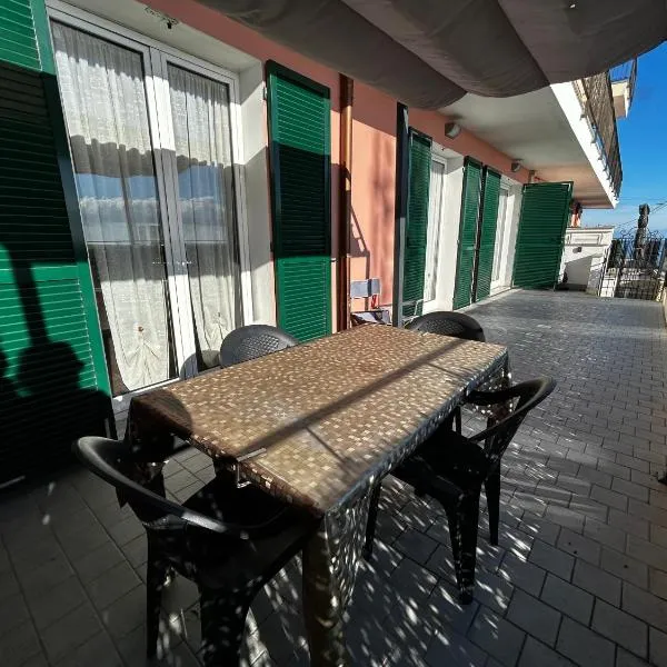 Casa SERGE vista mare con ampio terrazzo privato, hotel in Bergeggi