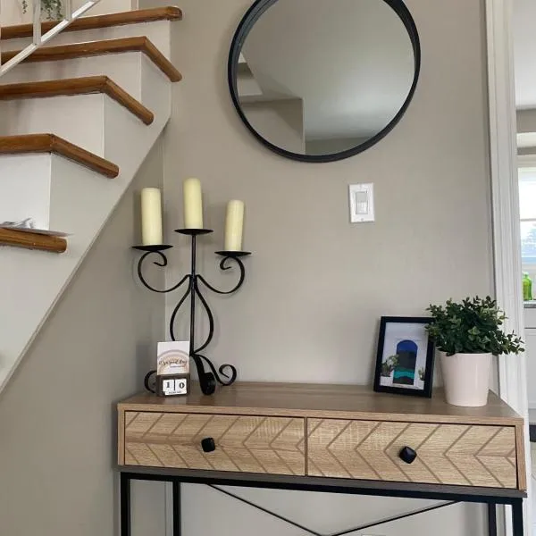 Cheerful 4 bedroom with sunroom, hotel in Belleville
