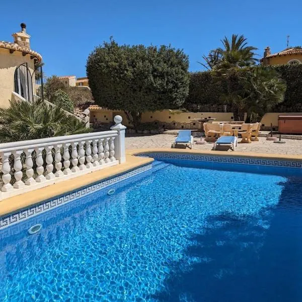 "Traumhaftes Ferienhaus mit Pool und Meerblick - Cumbre del Sol erleben!", hotel in Benitachell