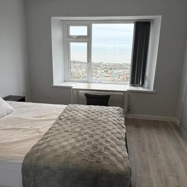 Elegant room with sea and garden view in Swansea city centre, hotel in Swansea
