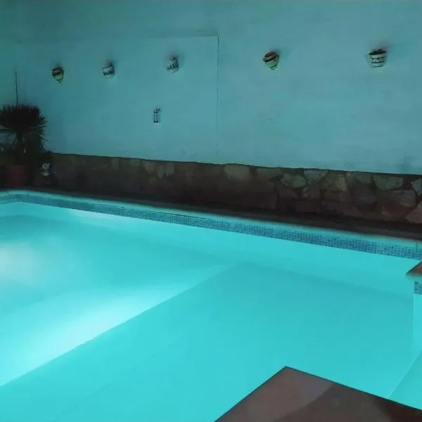 Villa La Luna CHALET COMPLETO, hotel v destinaci Guadajira