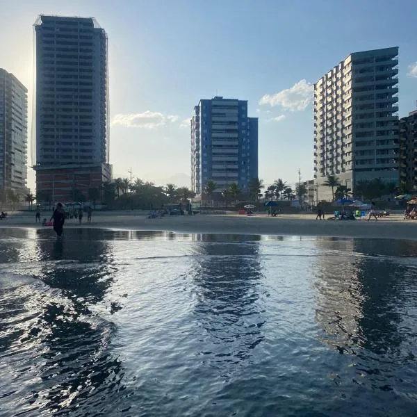 Apto aconchegante beira mar com ar no quarto, Hotel in Solemar