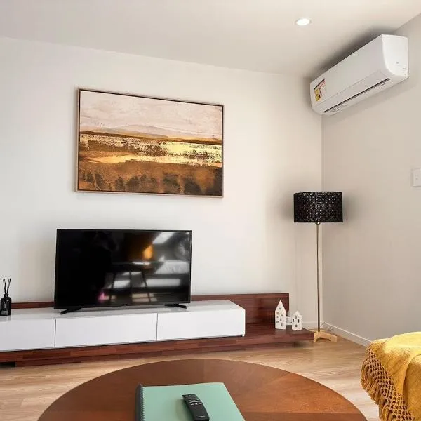 Edge West Home at handy location, hotel in Auckland