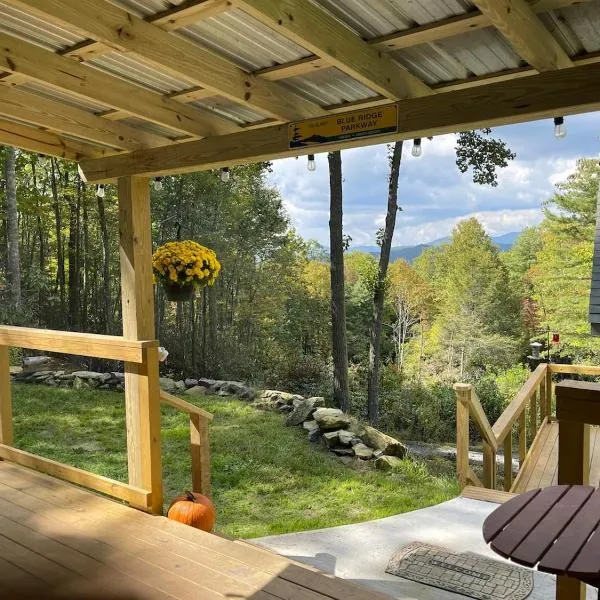 Twin Oaks Cabin at Linville, Private, New remodel, hotel in Newland