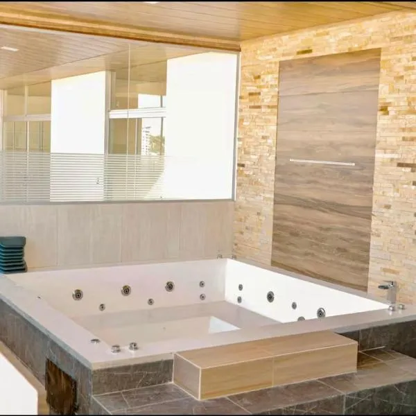 Lujo y confort en Tarija con Jacuzzi y Sauna, hotel in Tarija